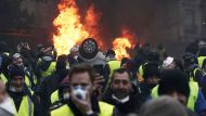 Премьер-министр Франции Эдуард Филипп объявил, что в связи с массовыми протестами правительство приостановит действие акцизного налога на топливо, запланированного на 1 января, на шесть месяцев